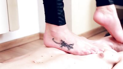 Under-Feet_Erica