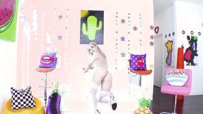 Bootylicious blonde makes that cock hard with a sloppy blowjob