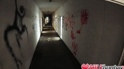 Guy uses MILF hunter app to find an attractive MILF