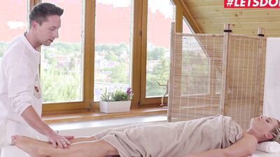Nasty masseur is providing an exceptional service to Barra Brass