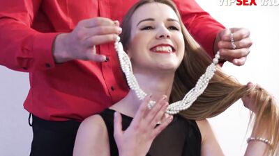 Alexis Crystal is thanking her boyfriend for a beautiful neklace