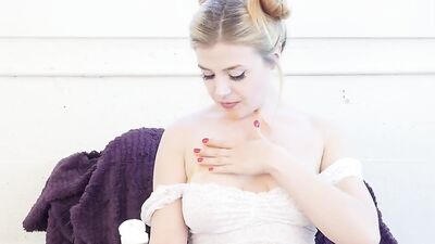 Lulu Reynolds is rubbing her clit in front of the camera