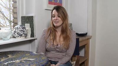 Cute amateur babe rubs her cunt in front of the camera