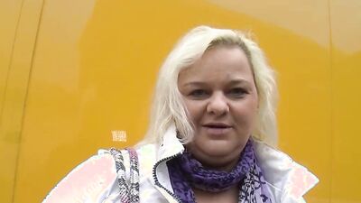 BBW is rubbing her spicy cunt in front of the camera