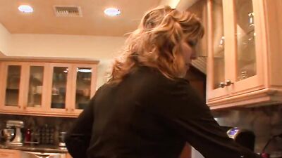 Kiera Winters & Maple Lee enjoy in amateur lesbian scene