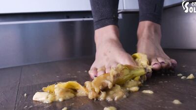 Perverted amateur chick is flashing her feet in front of the camera