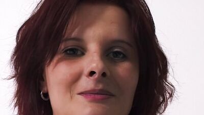 junge brunette wird geil und will den kameramann