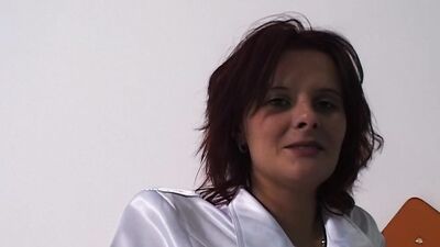 junge brunette wird geil und will den kameramann