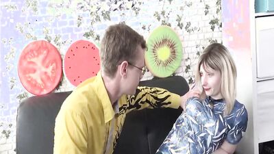 Blondes Weib fickt im Kinderzimmer vom Sohn