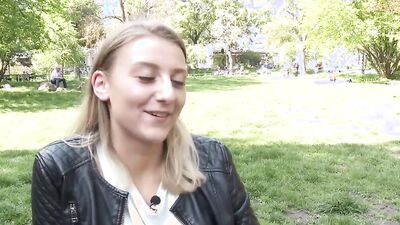 Ersties: Die 19-jährige Tamara fingert sich von hinten mit 3 Fingern