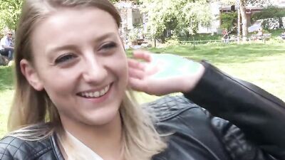 Ersties: Die 19-jährige Tamara fingert sich von hinten mit 3 Fingern