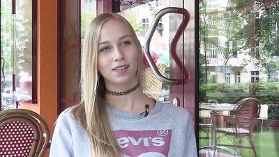Ersties - Sprachkorrespondentin Sirena hat auf ihren Reisen immer ein Spielzeug dabei