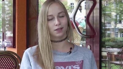 Ersties - Sprachkorrespondentin Sirena hat auf ihren Reisen immer ein Spielzeug dabei