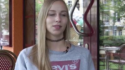 Ersties - Sprachkorrespondentin Sirena hat auf ihren Reisen immer ein Spielzeug dabei
