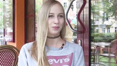 Ersties - Sprachkorrespondentin Sirena hat auf ihren Reisen immer ein Spielzeug dabei