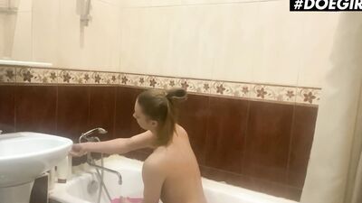 Flexible Bitch Mia Split Toys Her Juicy Pussy In Solo Action - DOEGIRLS