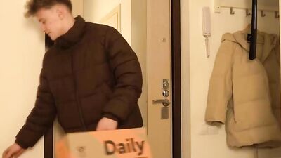 Courier Fucked the Girl in the Shower