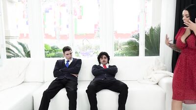Stepmoms boost Parker and Elias' confidence
