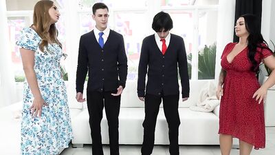 Stepmoms boost Parker and Elias' confidence