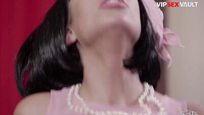 Pinup Bitch Jenette Receives A Deep Pussy Fuck From Drummer - VIP SEX VAULT