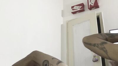intanto che giriamo video mi scopa e io lo sego coi piedini