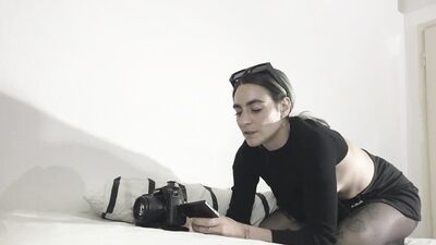 intanto che giriamo video mi scopa e io lo sego coi piedini