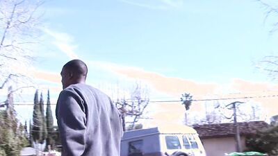 After the guy fixed her car the ebony returned the favor by sucking and fucking