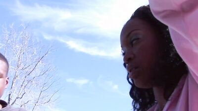 After the guy fixed her car the ebony returned the favor by sucking and fucking