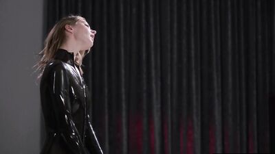Kinky girl in black latex strokes her strapon until it squirts
