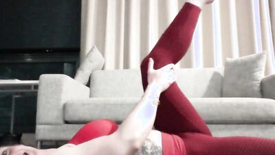 Fit Babe in Yoga Pants Stretches and Chats on Stream