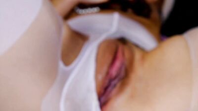 Vends-ta-culotte - Stunning French dominatrix masturbates to orgasm in her pantyhose