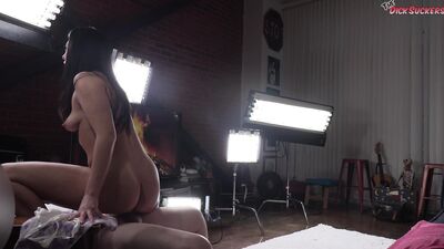 Gal Ritchie photo session and pov blow job porno video!