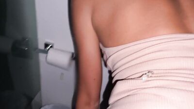 Horny Girl Agreed to Sex in a Nightclub in Toilet