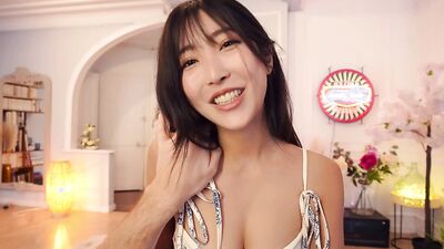 la japonaise à gros seins Emiri Momota va t'apprendre comment bien la baiser dans ce jeu porno
