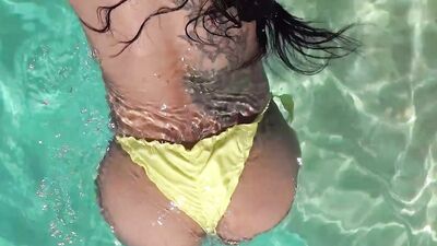 Julia De Lucia - Action am Pool gels