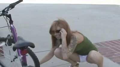 Ginger Beauty Picks up a Stranger Before Taking Her Home to Lick Her Cunt