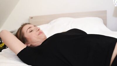 Delivery Guy Loves to Worship Sexy Customer's Feet