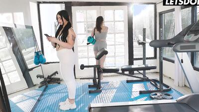 Curvy Babes Alyx Star & Holly Day Steamy Lesbian Fuck After Workout - A GIRL KNOWS