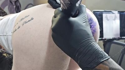 GIRL ASKED THE TATTOO ARTIST TO MARK HER ASS WITH A TATTOO SO THAT MEN DON'T MISS THE HOLE
