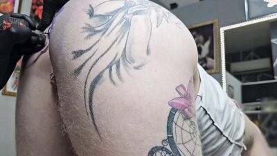 GIRL ASKED THE TATTOO ARTIST TO MARK HER ASS WITH A TATTOO SO THAT MEN DON'T MISS THE HOLE