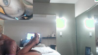 Webcam Ebony Shows off The Curves
