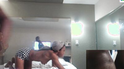 Webcam Ebony Shows off The Curves
