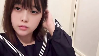 Cute girl who loves to masturbate to selfies.