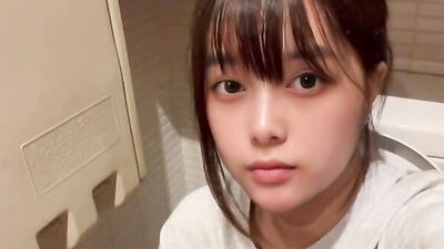 A cute woman who masturbates without worrying that there are people right next to her