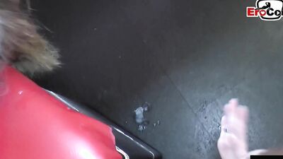 2 junge Damen gehen in Sexclub und schlucken Sperma bis die Schwarte kracht