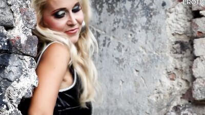 EroticOnly Camgirl makes mega hot show outdoors!