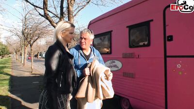 Deutsche blonde Milf mit dicken Titten wird von der Straße mitgenommen und im Auto gefickt
