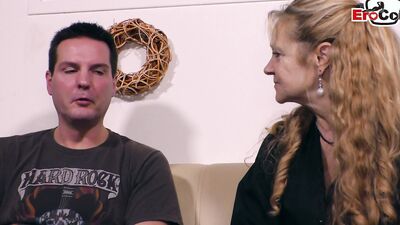 Reife Milf schiebt sich Rettich-Rübe in die Fotze und wird danach gefickt