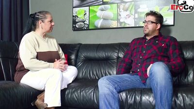 Reife mollige Milf fickt mit einem Typen auf der Couch