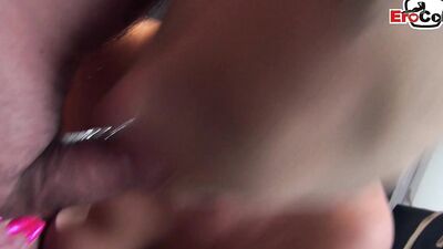 Heißes Girl mit dicken Titten und Strumpfmaske im Fetisch-Rausch